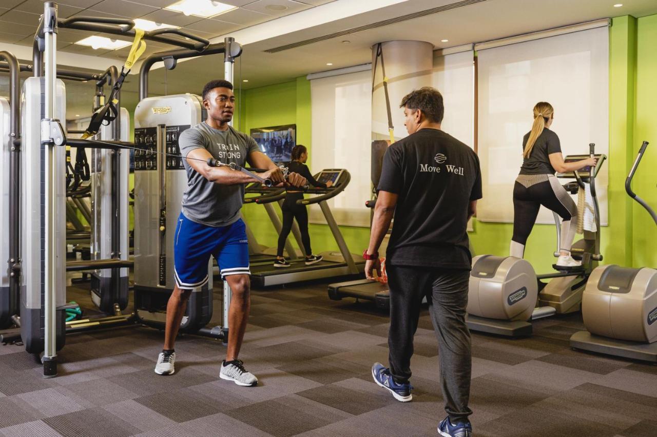 The Westin Doha Hotel & Spa Εξωτερικό φωτογραφία Personal trainer with a client